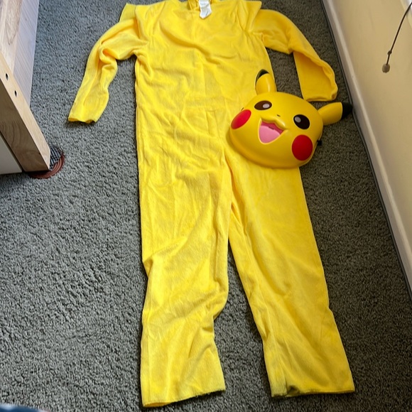 Pikachu costume - Picture 1 of 5